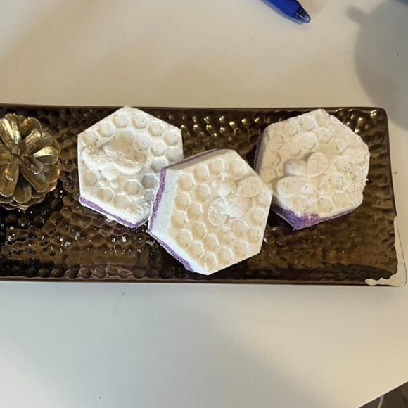 Hand crafted hydrating premium  "get your glow on" floral spa scent bath bomb - Picture 2 of 12